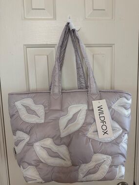 🦊💋🦊 Wildfox Lips Quilted Tote Silver  with White Lip Appliqués 🦊💋🦊 NWT 🦊💋🦊